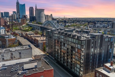 Panoramic views, a private rooftop and terrace, a rare private - photo 1