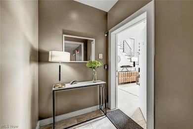 Panoramic views, a private rooftop and terrace, a rare private - photo 3