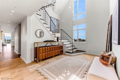 Panoramic views, a private rooftop and terrace, a rare private - photo 4