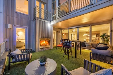 Panoramic views, a private rooftop and terrace, a rare private - photo 9