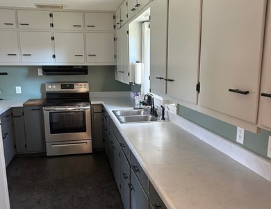 Don't miss this beautiful 3BR 2 BATH 1800+ sq ft home situated - photo 8