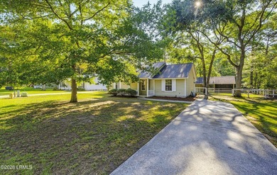Adorable 3 bedroom / 2 bath cottage on Lady's Island. This home - photo 1