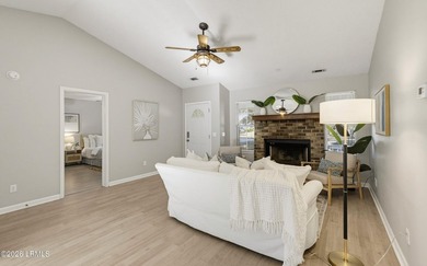 Adorable 3 bedroom / 2 bath cottage on Lady's Island. This home - photo 6