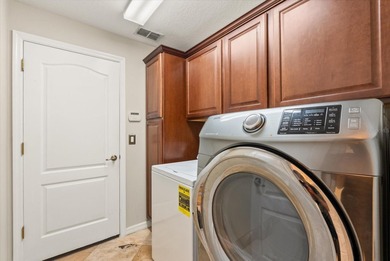Bright and light meticulously maintained 4 bedrooms, 3 full - photo 12