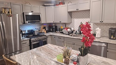 This beautifully renovated ranch home in Venice Park, Atlantic - photo 2