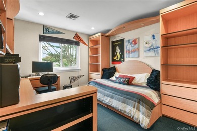 Bright and inviting townhouse offering a spacious layout that - photo 15