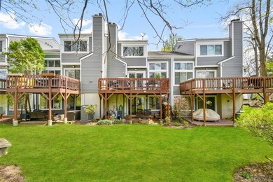 Bright and inviting townhouse offering a spacious layout that - photo 23