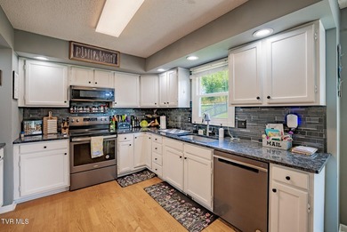 Welcome home to this beautifully maintained one level residence - photo 8