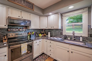 Welcome home to this beautifully maintained one level residence - photo 10