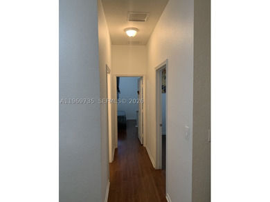Spacious Townhouse 3 Bedrooms plus a versatile Den(ideal for a 4 - photo 12