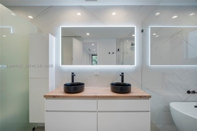 Discover this one-of-a-kind duplex consisted of TWO 5-bedroom, 5 - photo 23