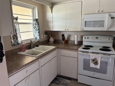 Welcome to this beautifully maintained end unit in Park Acres - photo 9