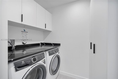 Discover this one-of-a-kind duplex consisted of TWO 5-bedroom, 5 - photo 38