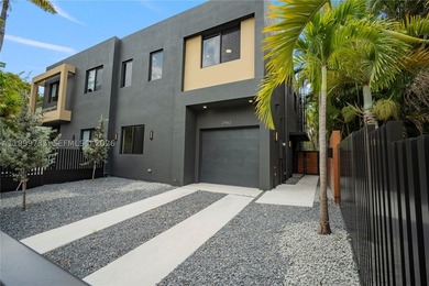 Discover this one-of-a-kind duplex consisted of TWO 5-bedroom, 5 - photo 41