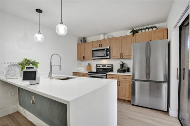 Lake Townhome/Townhouse For Sale in Davie, Florida