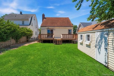 Well-maintained 3-bedroom, 1-bath Colonial located in the heart - photo 2