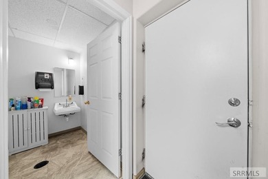 Fantastic high traffic multi suite commercial building in the - photo 23