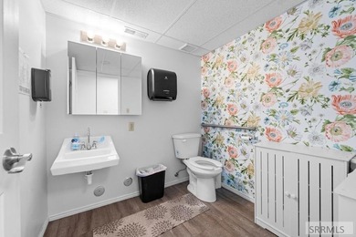 Fantastic high traffic multi suite commercial building in the - photo 38