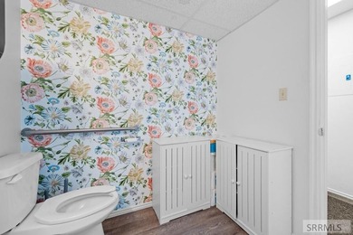 Fantastic high traffic multi suite commercial building in the - photo 39