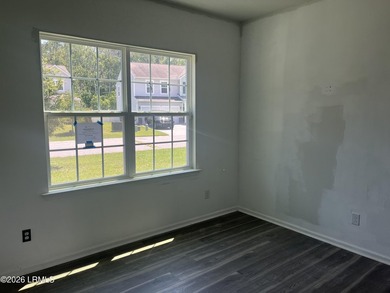 Large 4 bedroom and 2.5 bath home/Open floor plan with stainless - photo 7