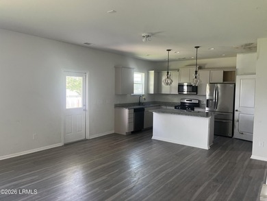 Large 4 bedroom and 2.5 bath home/Open floor plan with stainless - photo 9