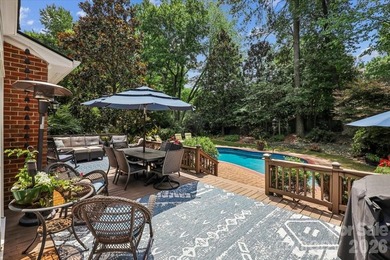 Beautiful full brick home in the desirable Berkeley community - photo 4
