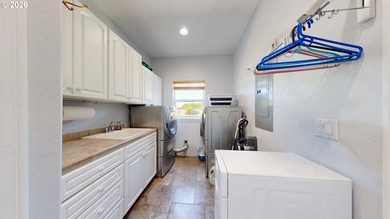 SEASIDE LIVING AT ITS BEST! This gated, impeccably maintained - photo 16