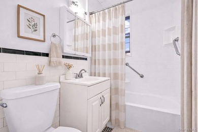 Welcome to this spacious and well-maintained two-bedroom - photo 12