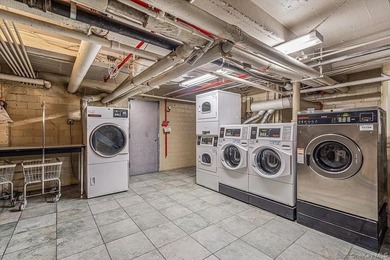 Welcome to this spacious and well-maintained two-bedroom - photo 17