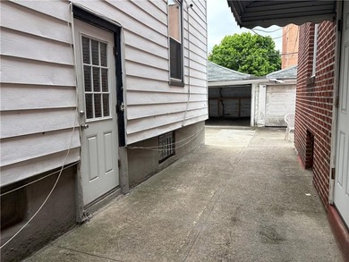 Semidetached huge 2 family, share driveway with 2 detached cars - photo 3