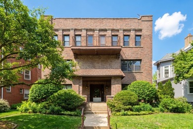 Spacious and bright 3 bed, 2 bath condo in a boutique six-unit - photo 1