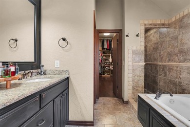 Georgeous home with lots of upgrades.4 bedrooms,3 1/2 Baths