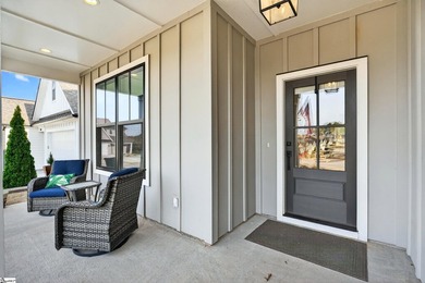 For Showings/Questions Contact: Danielle Bradshaw Welcome to 439 - photo 3