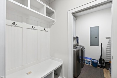 For Showings/Questions Contact: Danielle Bradshaw Welcome to 439 - photo 8