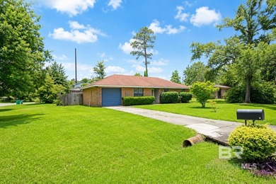 Welcome to 614 Eastgate Circle in Foley, Alabama! This freshly - photo 1