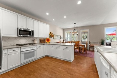 Welcome to your new home, perfectly situated on the 15th fairway - photo 12