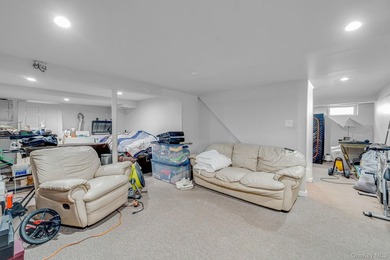 Beautiful Expanded Cape featuring updated Kitchen with stainless - photo 26