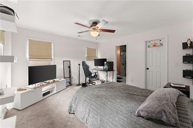 Welcome to your new home, perfectly situated on the 15th fairway - photo 32