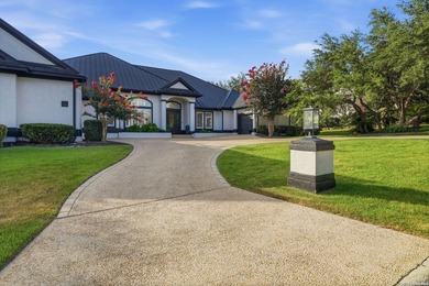 Experience luxury living behind the prestigious guarded gates of - photo 3