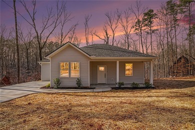 3-bedroom, 2-bath contemporary cottage offers a unique - photo 2