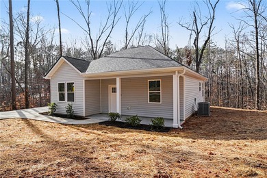 3-bedroom, 2-bath contemporary cottage offers a unique - photo 4