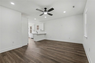 3-bedroom, 2-bath contemporary cottage offers a unique - photo 6