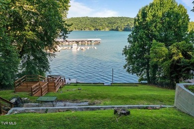 Welcome to lakefront living at its finest! This beautifully - photo 3