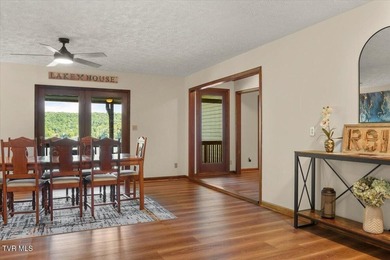 Welcome to lakefront living at its finest! This beautifully - photo 5