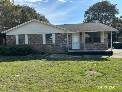 This brick home is competitively priced and located just 1.5 - photo 1
