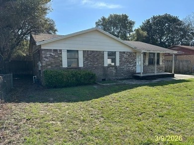This brick home is competitively priced and located just 1.5 - photo 2