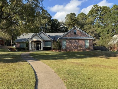 This is a traditional, beautiful brick veneer home on a 1/2 + - photo 4