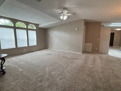 Welcome to this spacious 3-bedroom, 2-bath manufactured home in - photo 8