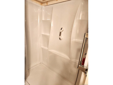 Location, Location! Affordable, year round 2 bedroom, 1 bathroom - photo 17