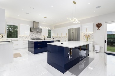 Luxurious, custom-built contemporary home built by Melinda - photo 13